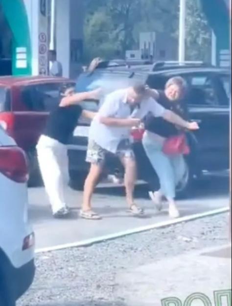 "Fuel Shortages Spark Violent Brawls in Russian Petrol Lines as Putin Turns a Blind Eye"