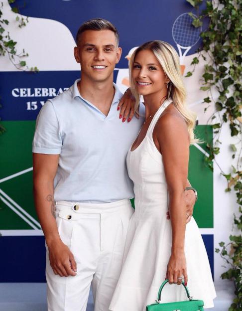Leandro Trossard and Laura Hilven standing together at an event.