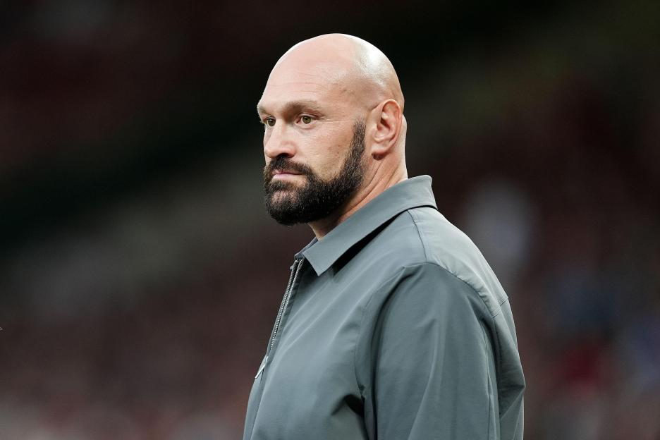 'Tyson Fury Claps Back at Deontay Wilder After Heated Studio Walkout!'