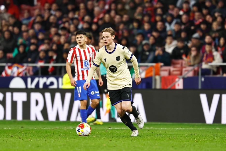 Atletico Madrid vs. Barcelona: A Bizarre Eight-Minute VAR Delay Forces Players to Warm Up Again!