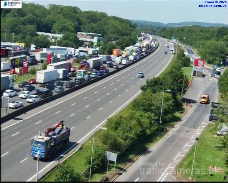 M25 Closed and Traffic Stalled Following Serious Crash: 60-Minute Delays and 6-Mile Backup Reported