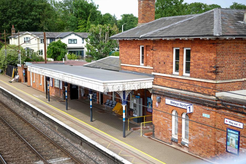 Man in His 40s Struck and Killed by Train After Fleeing Police Van en Route to Court