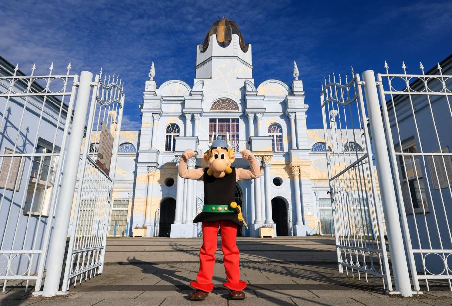 Asterix character standing in the gate of Belantis theme park's castle.
