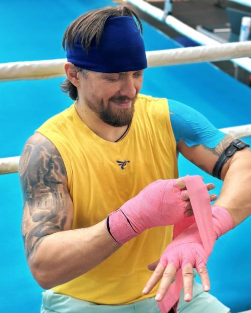 Oleksandr Usyk Cuts Out Distractions, Bans Phone and Family from Training Camp for Rico Verhoeven Showdown