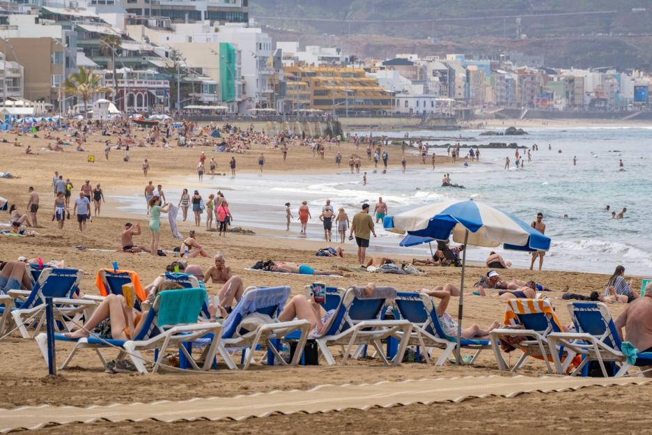 Las Palmas, Gran Canaria, Canary Islands, Spain. 25th March, 2026. Tourists, many British, take advantage of a sunny day on the city beach in Las Palmas following torrential rain on Tuesday. Schools remain closed on Wednesday due to the effect od sto
