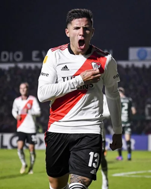 River Plate player celebrating a goal during a match against Sarmiento.