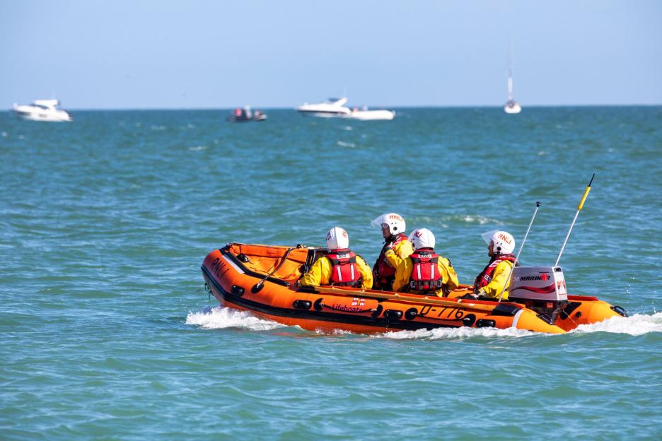 Coastguard Launches Major Rescue Operation for Vessel in Distress with Five People Aboard in the English Channel