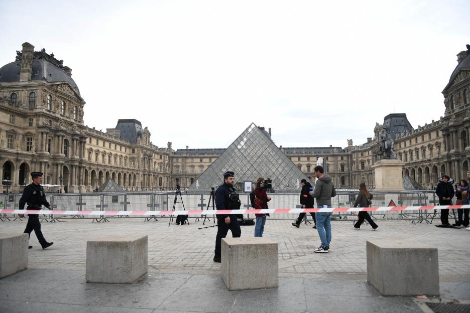 Robbery at the Louvre Museum - Paris
