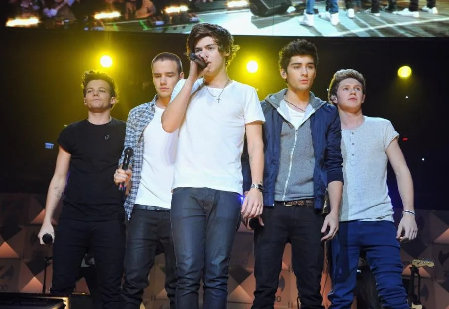 Louis Tomlinson, Liam Payne, Harry Styles, Zayn Malik, and Niall Horan of One Direction perform onstage.