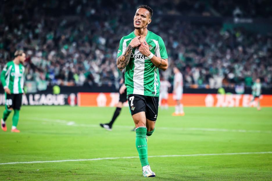 Betis player wearing a green and white striped jersey at a Europa League match.