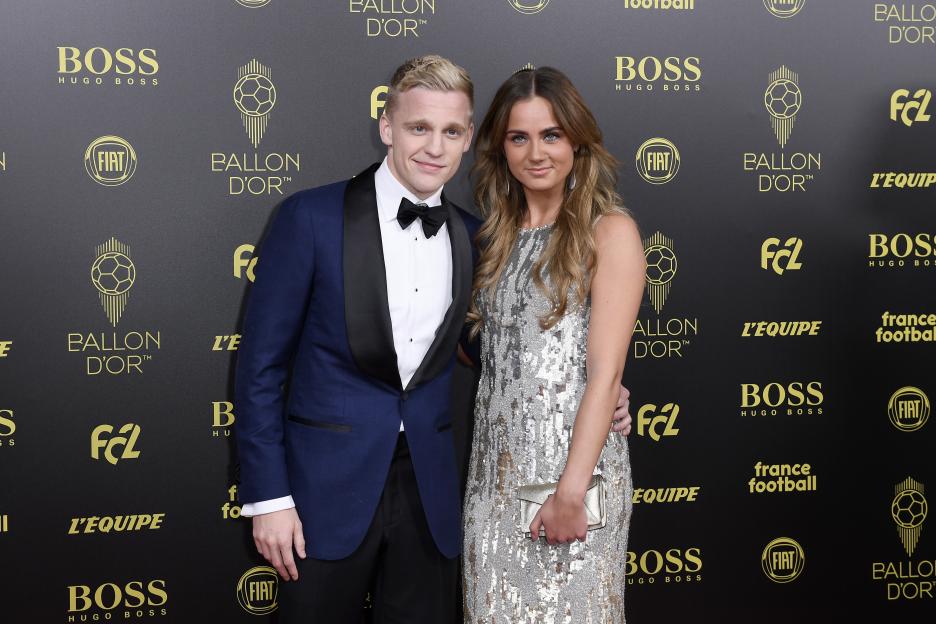 'Van de Beek Pops the Question to Dennis Bergkamp's Daughter as Man Utd Wags Celebrate the Love!'