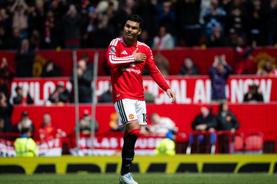 Alamy Live News. 3EG6AX5 Manchester United midfielder Casemiro (18) applauds the fans farewell during the Manchester United v Nottingham Forest Premier League match at Old Trafford, Manchester, Eng...