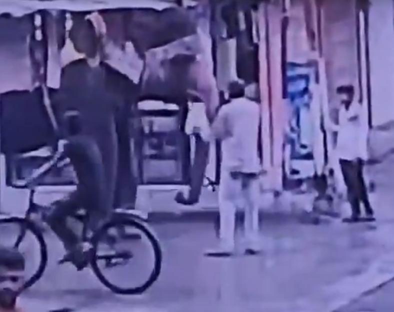 Tragic Incident: Elephant Fatally Tramples Rickshaw Driver While Being Fed on the Street