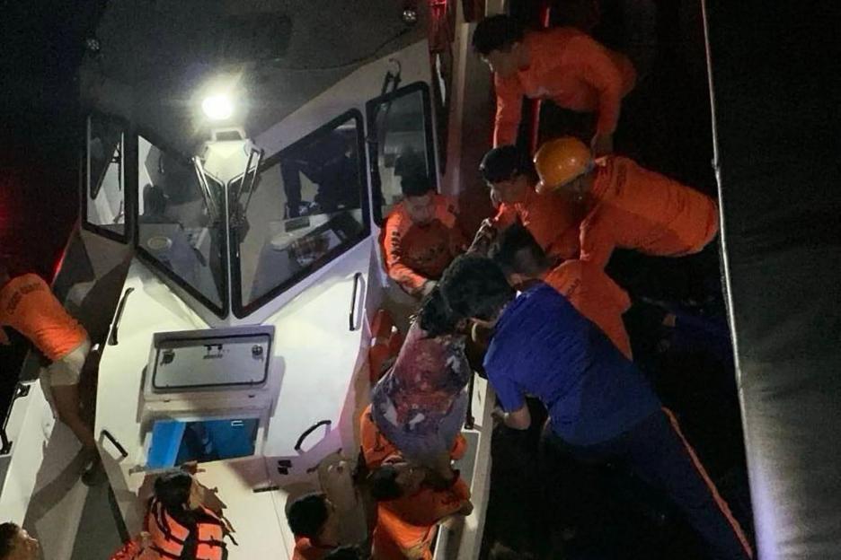 Tragedy Strikes: Ferry Capsizes in the Philippines, Leaving 15 Dead and 28 Missing as Hospitals Struggle to Cope with Survivors