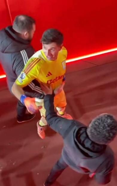 Emiliano Martinez's Fiery Confrontation with Arsenal Fans After Aston Villa Loss