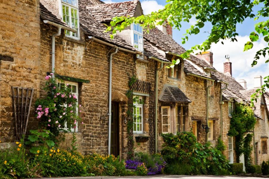 Row of pretty Cotswold stone houses.