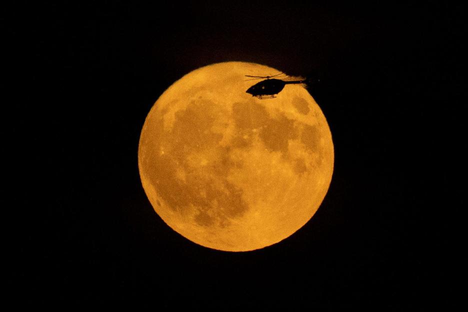 Frankfurt, Hesse, Germany. 29th June, 2026. A helicopter flies in front of the full moon in Frankfurt am Main, Germany. (Credit Image: ¿ Matias Basualdo/ZUMA Press Wire) EDITORIAL USAGE ONLY! Not for Commercial USAGE!