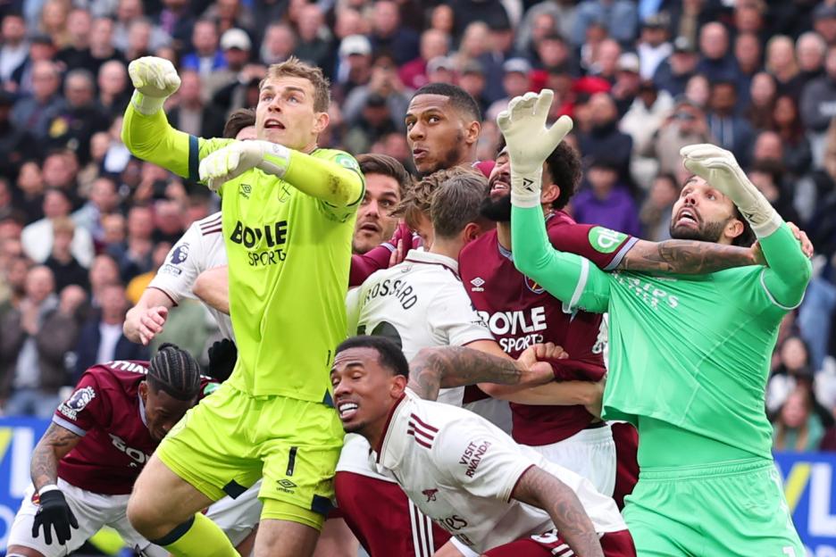Fans Argue VAR Missed West Ham Penalty as Three Players Held During Disallowed Arsenal Goal