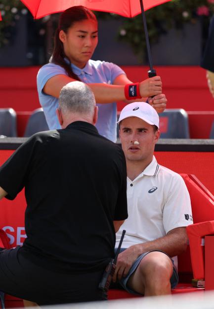 'Tennis Star's Nosebleed Halts Queen's Club Match, Pundit Calls It 'A Little Embarrassing''