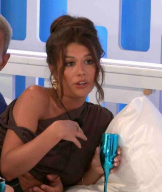 Lola fighting on Love Island.