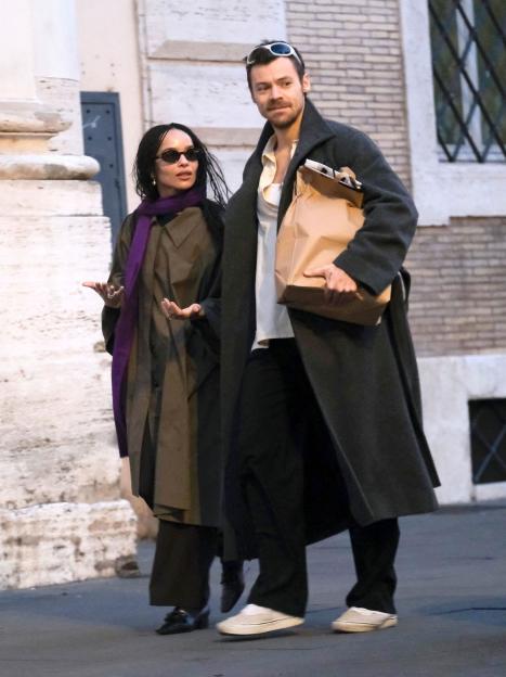 *PREMIUM-EXCLUSIVE* MUST CALL FOR PRICING BEFORE USAGE - STRICTLY NOT AVAILABLE FOR ONLINE USAGE UNTIL 00:01 AM UK TIME ON 20/12/2025 - Showing Off Their 'Eternal' Love In The City Of Rome, Harry Styles And Zoe Kravitz Shop For Some Expensive Gifts