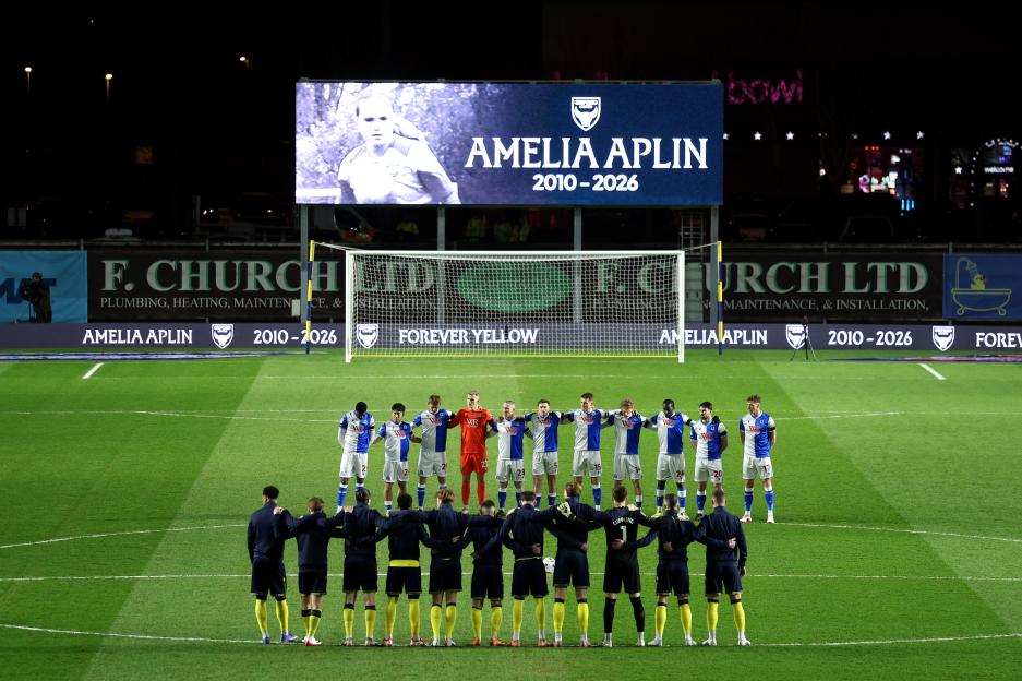 Soccer players observing a minute of silence for Amelia Aplin.
