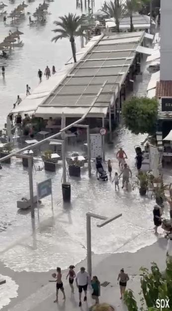 "Beachgoers Flee as 'Mini-Tsunamis' Hit Popular UK Holiday Spot, Flooding Restaurants and Shorelines!"