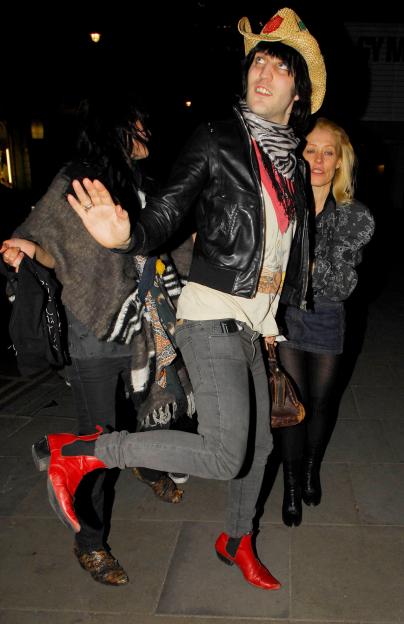 22.APRIL.2008. LONDON A VERY DRUNK NOEL FIELDING LEAVING GROUCHO CLUB, SOHO AT 2.00AM WITH ALLISON MOSSHART FROM THE KILLS AND HEADING ON TO BUNGALO 8 CLUB.