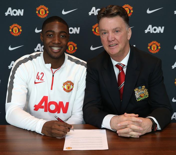 Tyler Blackett Signs a New Contract at Manchester United