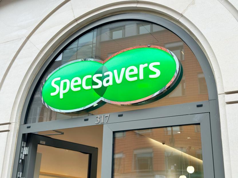 Specsavers Insures Record-Breaking Darts Champion's Eyes for £1 Million Just Hours After Title Win!