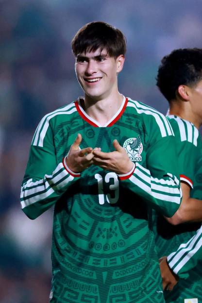 Discover Mexico's World Cup Sensation, the 'ANT,' Who Overcame a Devastating Phobia to Break a Man Utd Legend's Record!