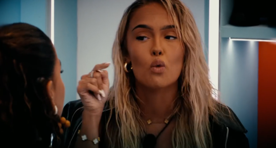 'Love Island Drama Unfolds: One Girl Confronts a 'Liar' While Another Steals a Kiss from Lorenzo!'