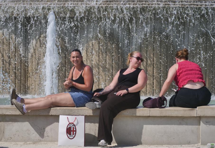 Fine weather in the city and temperatures over 30 degrees, everyone hunting for refreshment in the fountain at the Sforza Castle