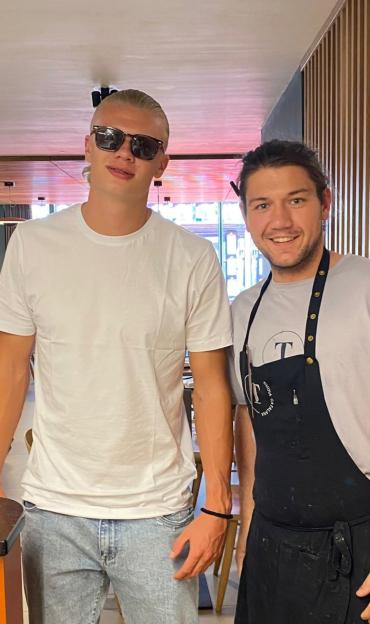 Erling Haaland with head chef of Tast Catala Manchester, Julià Castelló Bravo.