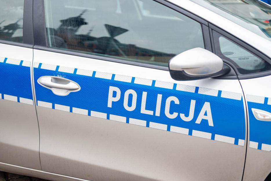 'Chaos Erupts as Hammer-Wielding Hooligans Attack Bus of Conference League Fans, Leaving Three Hospitalized'