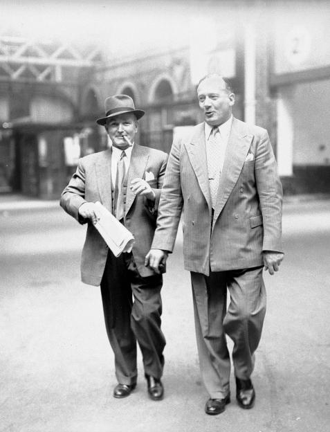 Albert Pierrepoint and Chief Inspector Robert Fabian walk at Euston Station.