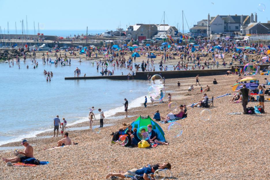 'Get Ready for a 21°C Day and a Warm Weekend as Thousands Head to Beaches and Parks!'