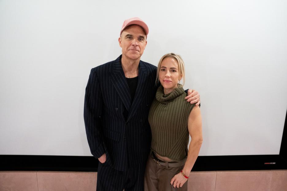 Robbie Williams and Clemmie Moodie posing together.
