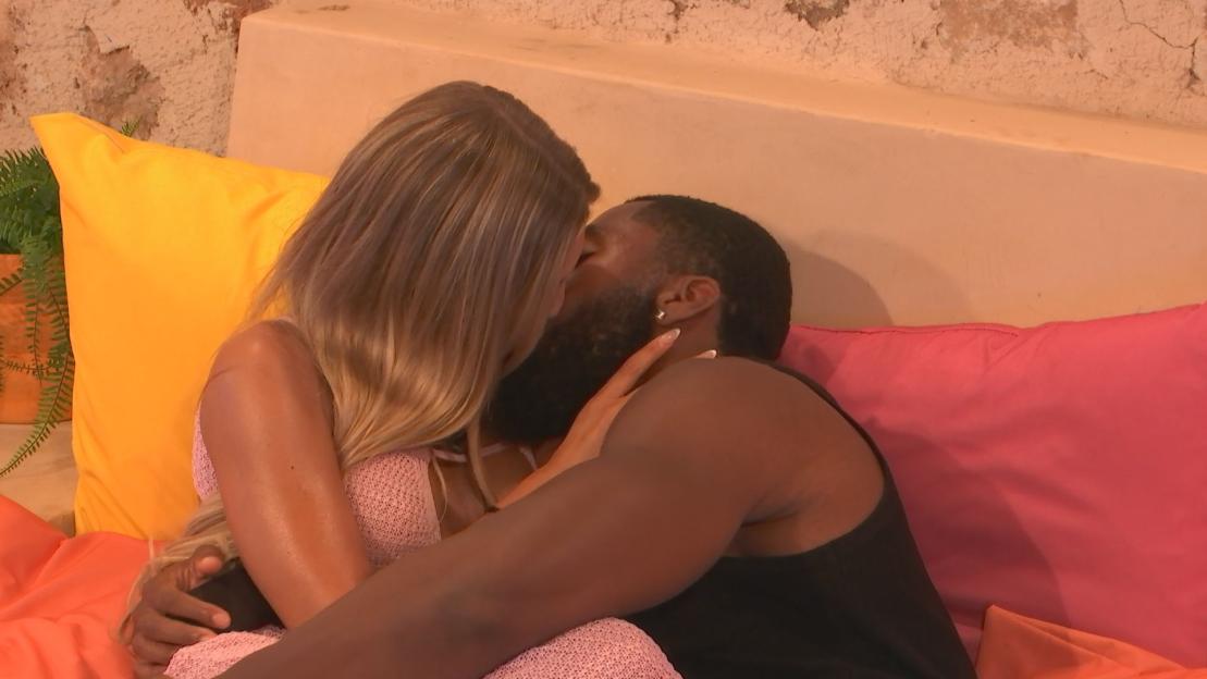 Poppy Harrison and Remell Mullins kissing on "Love Island."