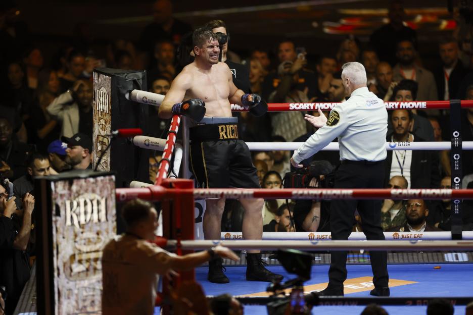 'Angry Fans Accuse Oleksandr Usyk's Win of Being RIGGED After Referee Intervenes Just a Second Before Round Ends Against Rico Verhoeven'