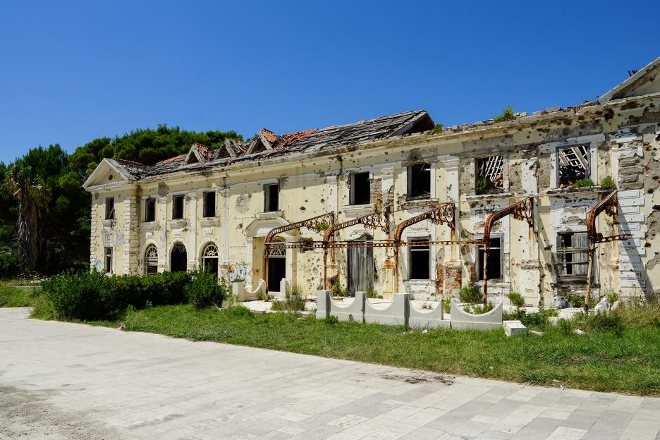 Explore the Spookiest Abandoned Hotels: From a £3.6 Billion Resort to a Hidden Gem in New York!