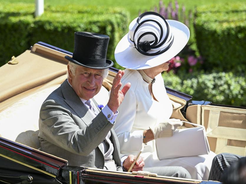 King and Queen arrive at Ascot