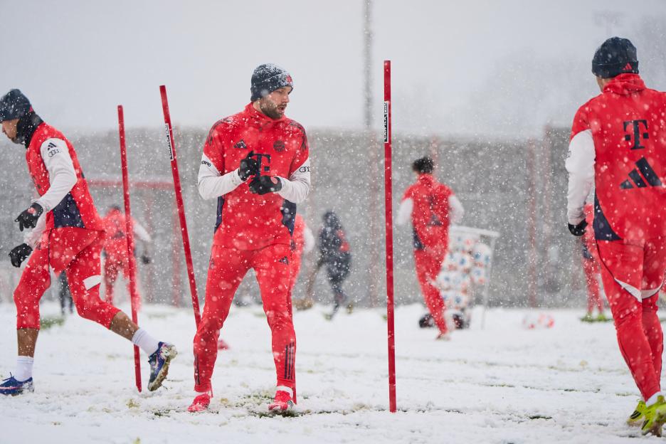 Konrad Laimer of FC Bayern Munich trains in snowy weather.