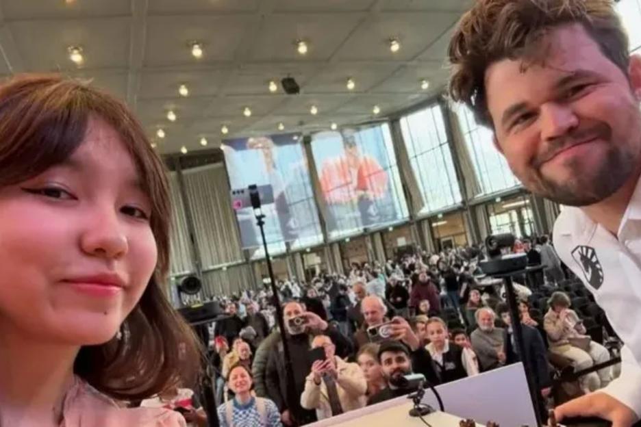 Chess Champion Magnus Carlsen Snaps Cheerful Selfie with Opponent Before Reporting Her for Rule Violations