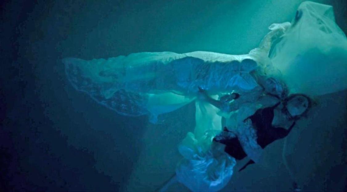 Ronnie and Roxy from Eastenders underwater.