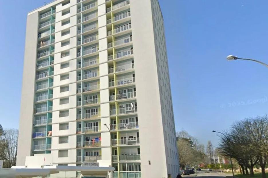 Heartbreaking Incident: 10-Year-Old Falls to Their Death from Seaside Apartment Building