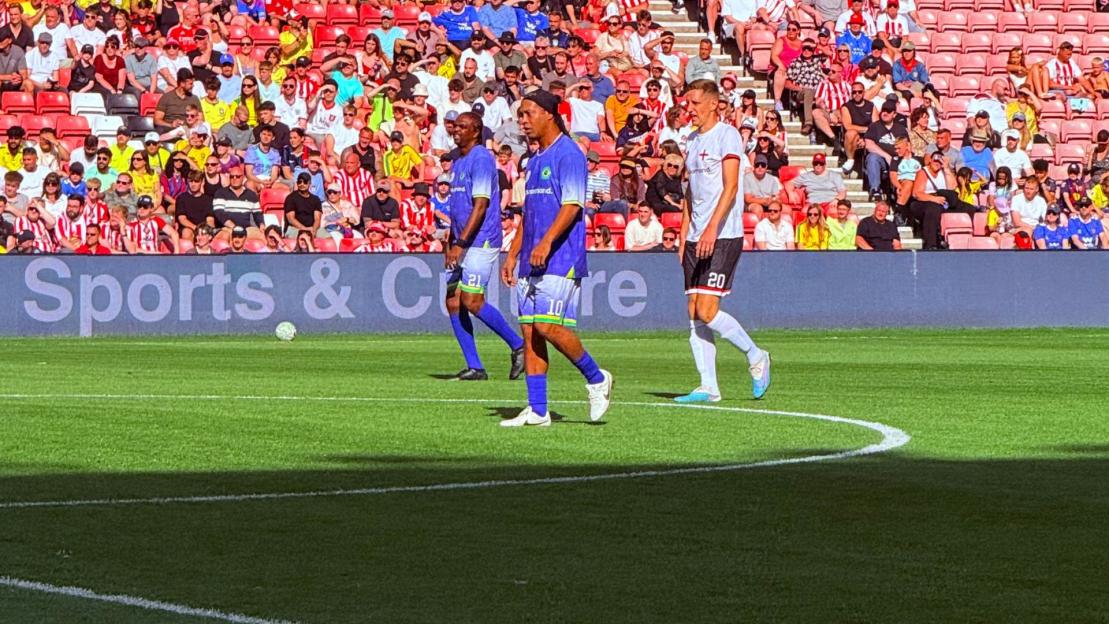 Ronaldinho & Friends Take on UK Icons LIVE: Brazilian Legend Assists Cisse to Equalize Against Defoe & Team – Latest Updates!