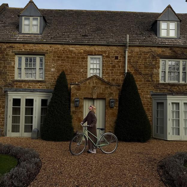 Sydney Sweeney on a London getaway.