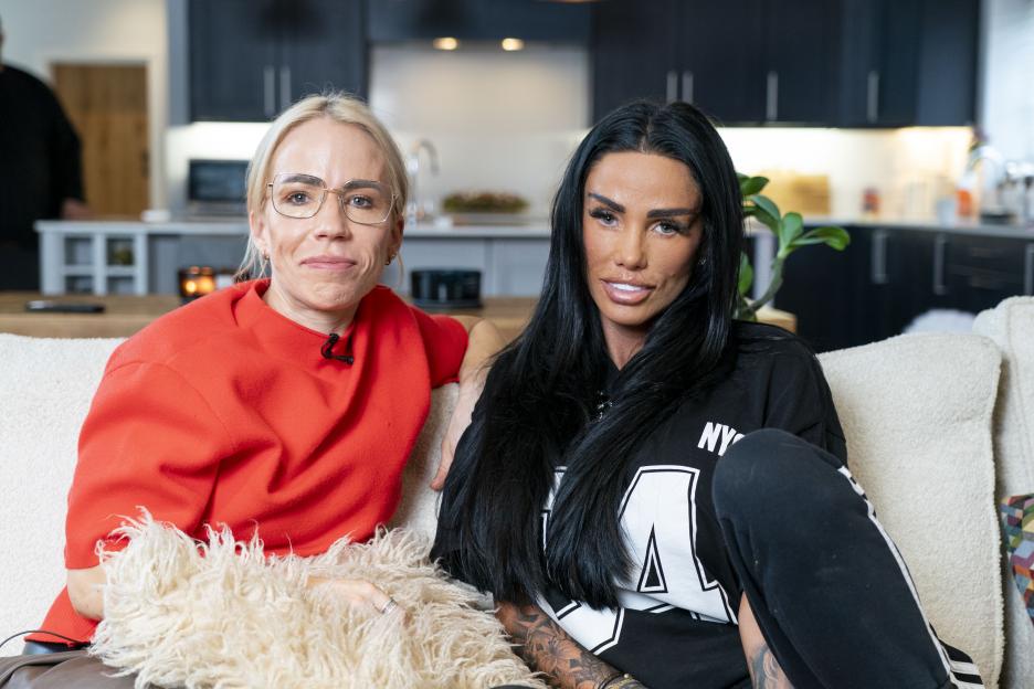 Katie Price and Clemmie Moodie sitting on a couch.