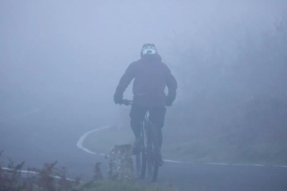 UK Weather: Saturday 31st October 2026. A chilly and atmospheric Halloween morning in Flintshire, North Wales, as a blanket of dense mist and fog triggers a Met Office yellow weather warning across the region. A cold start to the weekend with reduced